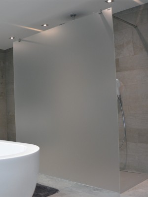 AQUACONCEPT WALLCONCEPT VOLLEDIG VRIJSTAAND PANEEL VOOR BEVESTIGING TEGEN ACHTERLIGGENDE MUURBREEDTE 180CM HOOGTE 200CM/ UITV. GLAS VITRAGE 106 GRIS